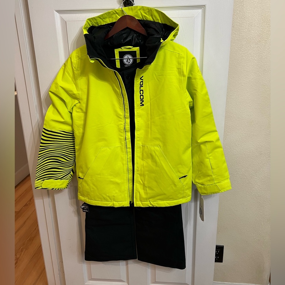 New boys Volcom snowboarding set sz XL.